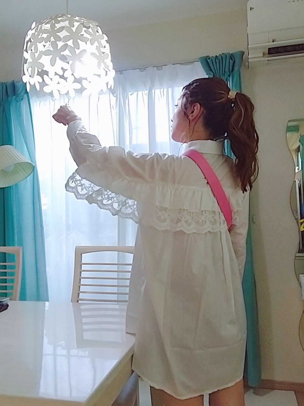 ホワイト系のシャツ/ブラウスを着用したレディースの秋コーディネートの4枚目の写真