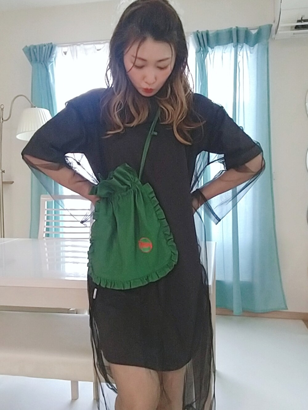 ブラック系のTシャツ/カットソー、グリーン系のショルダーバッグを着用したレディースの秋コーディネートの3枚目の写真