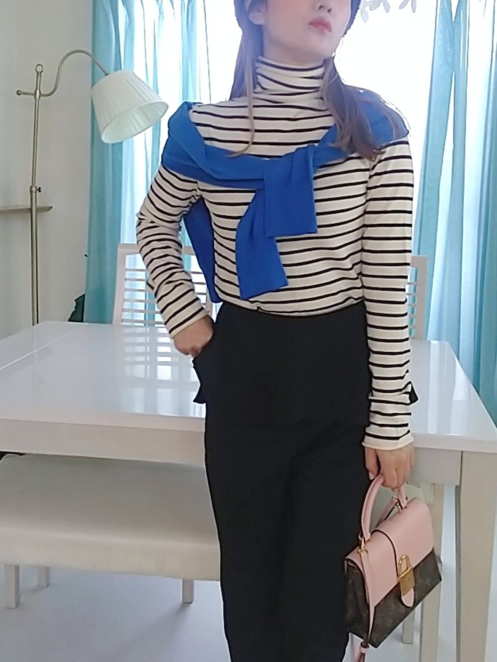 その他のニット/セーター、ブラック系のパンツを着用したレディースの秋コーディネートの3枚目の写真