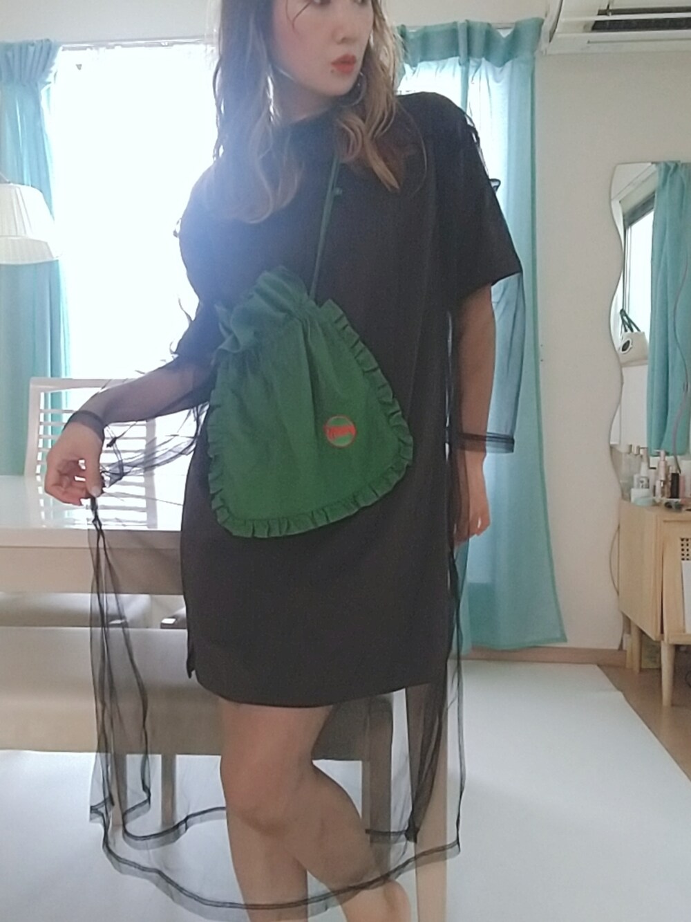 ブラック系のTシャツ/カットソー、グリーン系のショルダーバッグを着用したレディースの秋コーディネートの2枚目の写真