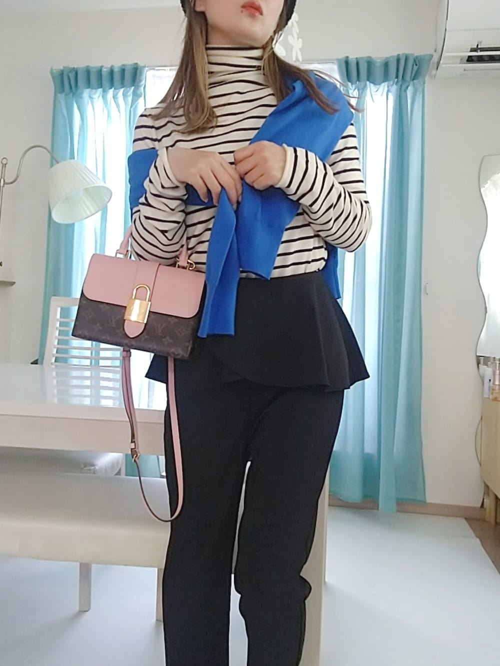 その他のニット/セーター、ブラック系のパンツを着用したレディースの秋コーディネートの2枚目の写真