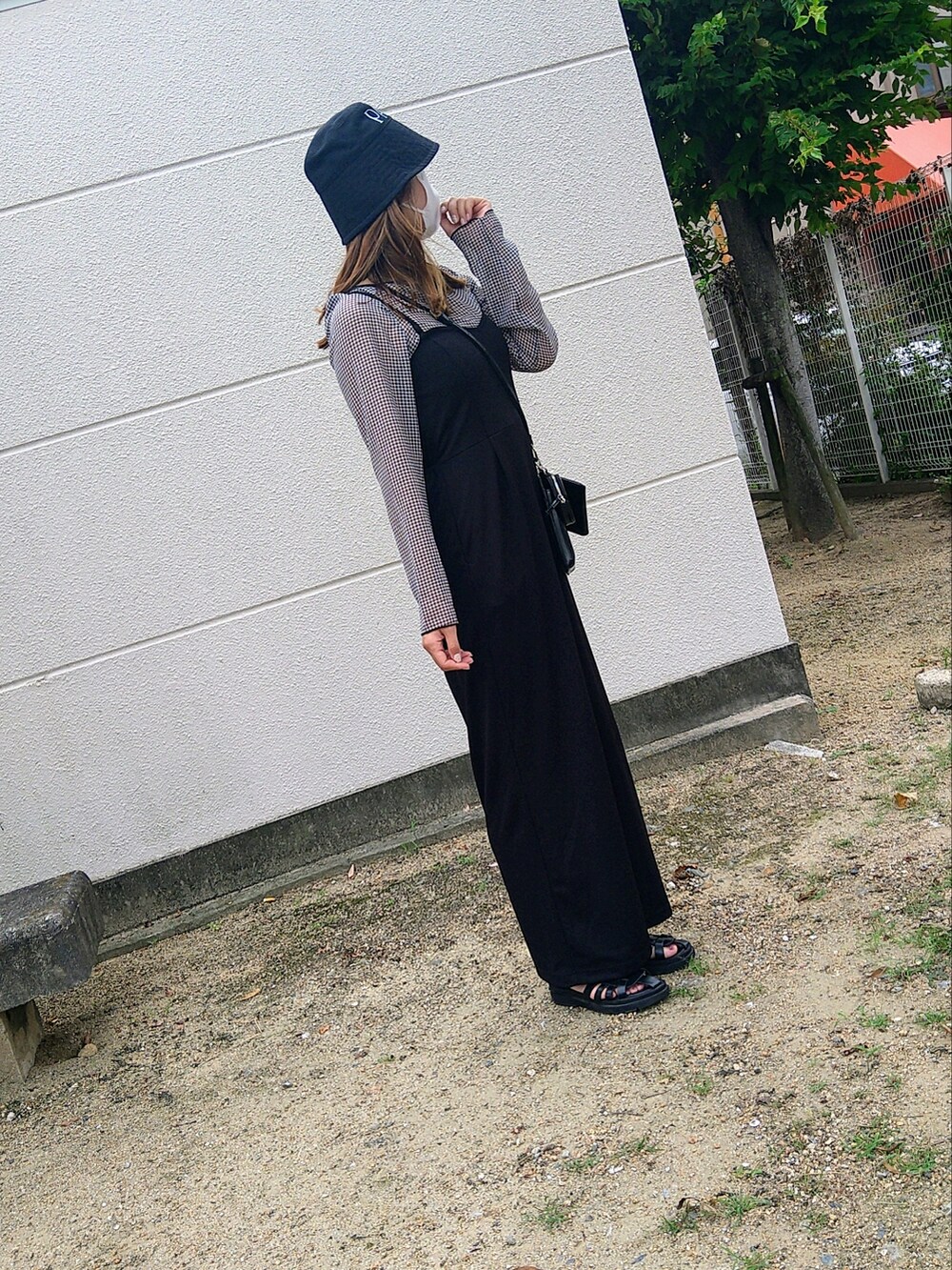 ブラック系のオールインワン・サロペット、その他のシャツ/ブラウスを着用したレディースの夏コーディネートの4枚目の写真