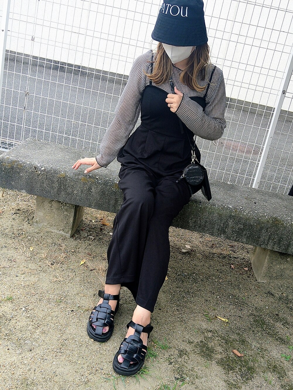 ブラック系のオールインワン・サロペット、その他のシャツ/ブラウスを着用したレディースの夏コーディネートの3枚目の写真