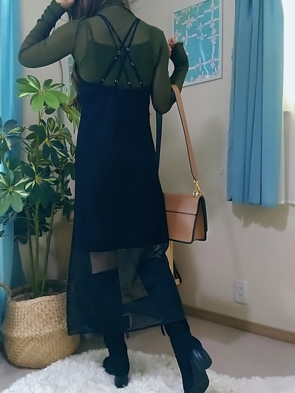 ブラック系のワンピース、ブラウン系のショルダーバッグを着用したレディースの春コーディネートの3枚目の写真