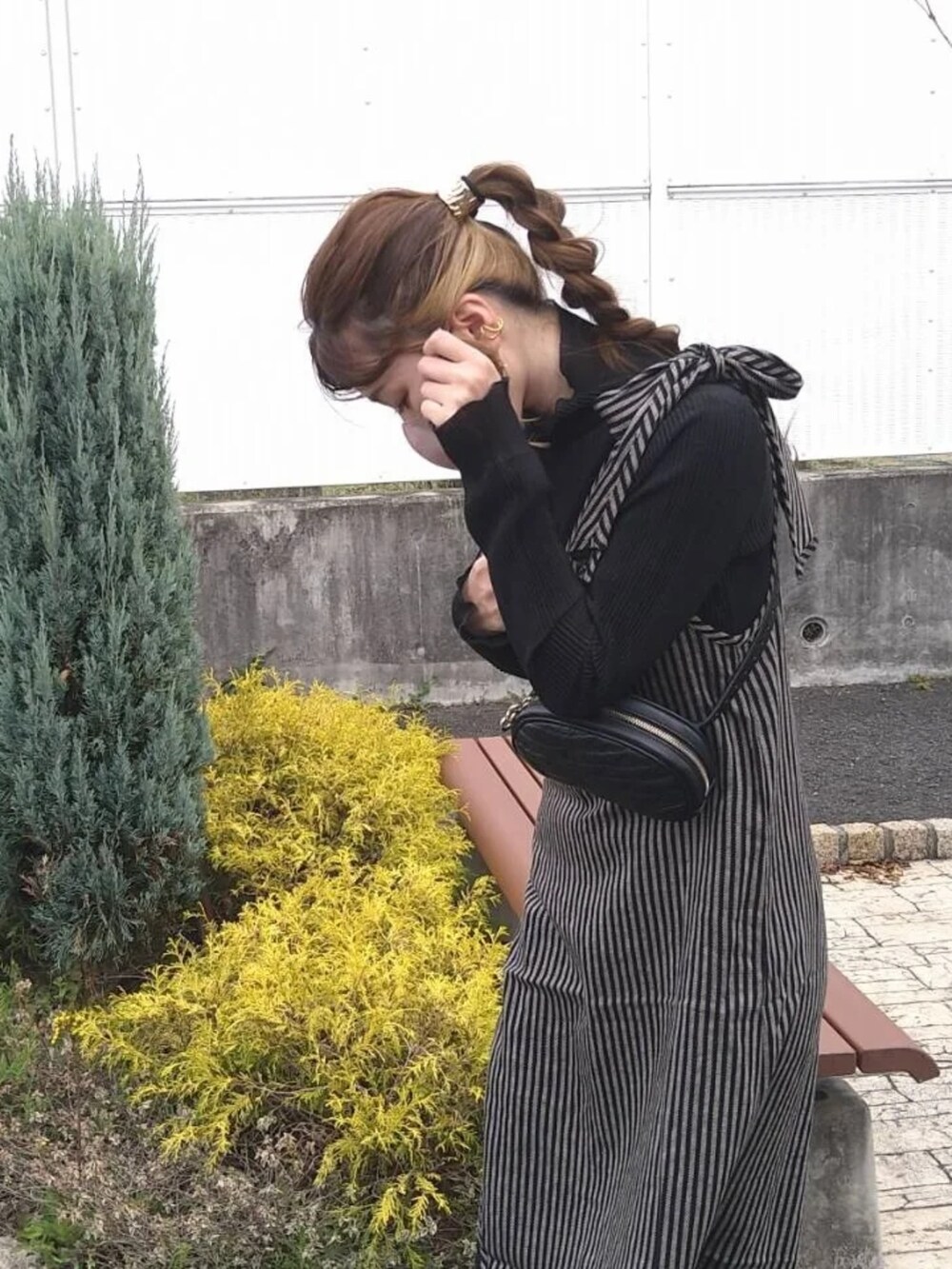 その他のワンピースを着用したレディースの春コーディネートの2枚目の写真