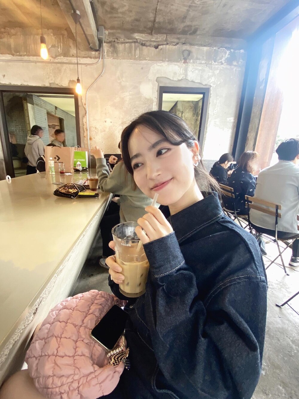 その他のワンピース/ドレス、ピンク系のバッグ、ブラウン系のシューズを着用したレディースの夏コーディネートの2枚目の写真