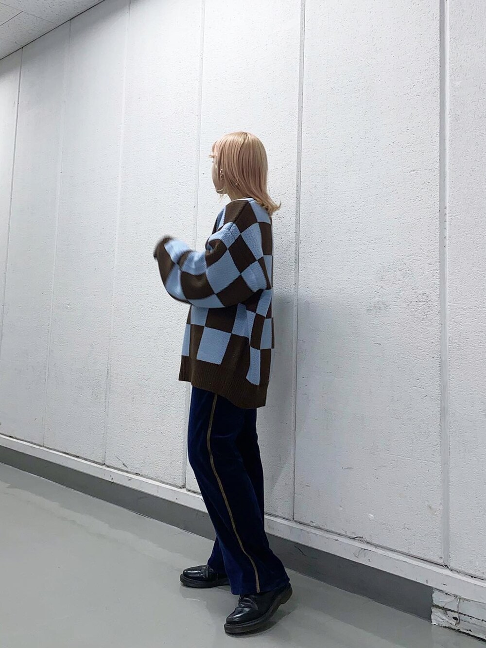 ブラウン系のニット/セーター、ブルー系のその他パンツ、シルバー系のネックレスを着用したレディースの冬コーディネートの2枚目の写真