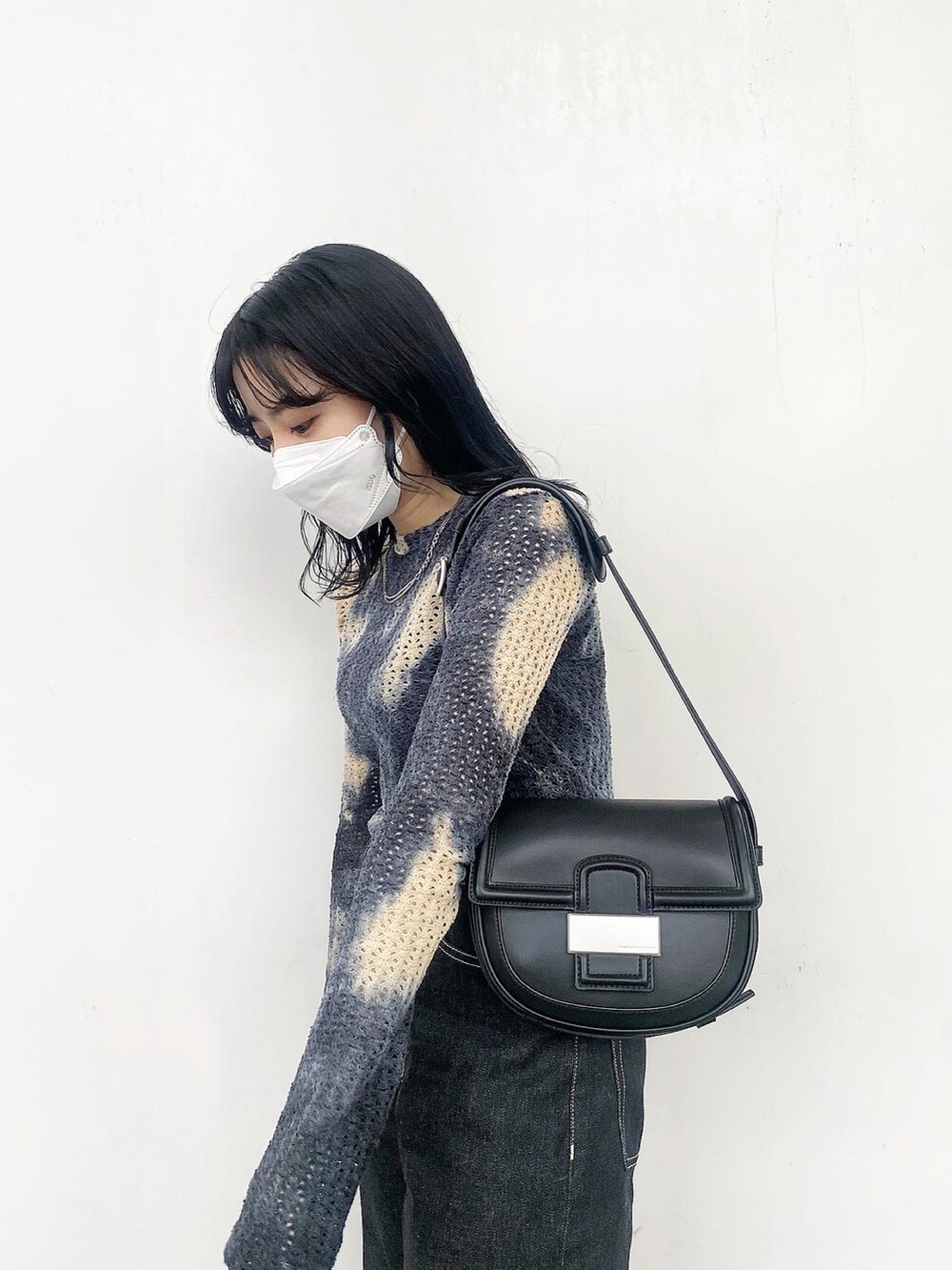 ブルー系のTシャツ/カットソー、ブラック系のショルダーバッグ、ホワイト系のスニーカーを着用したレディースの夏コーディネートの3枚目の写真