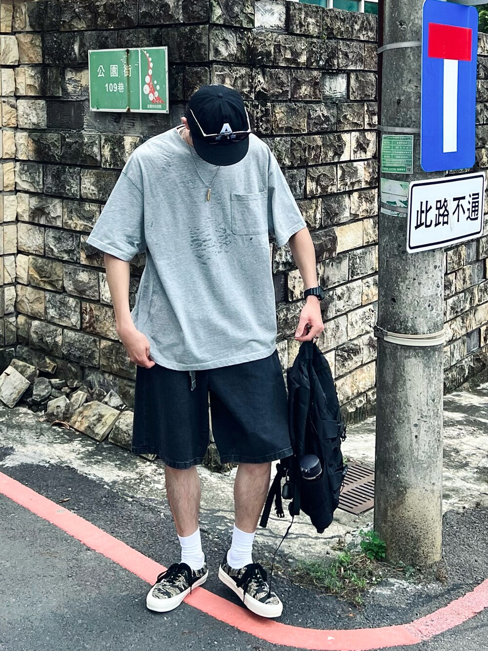 「ootd、ootdtw、VANS」｜「GUのアイテム（デニムパンツ、ブラック系）」を使った、YungXianさん（メンズ・180cm）の夏コーディネートの2枚目の写真