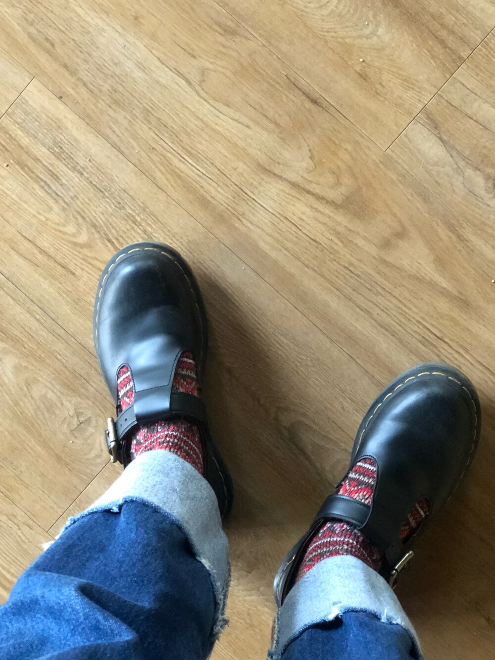 レッド系のデニムジャケット、ブラック系のその他シューズ、オレンジ系のヘッドフォン/イヤホンを着用したレディースの冬コーディネートの3枚目の写真