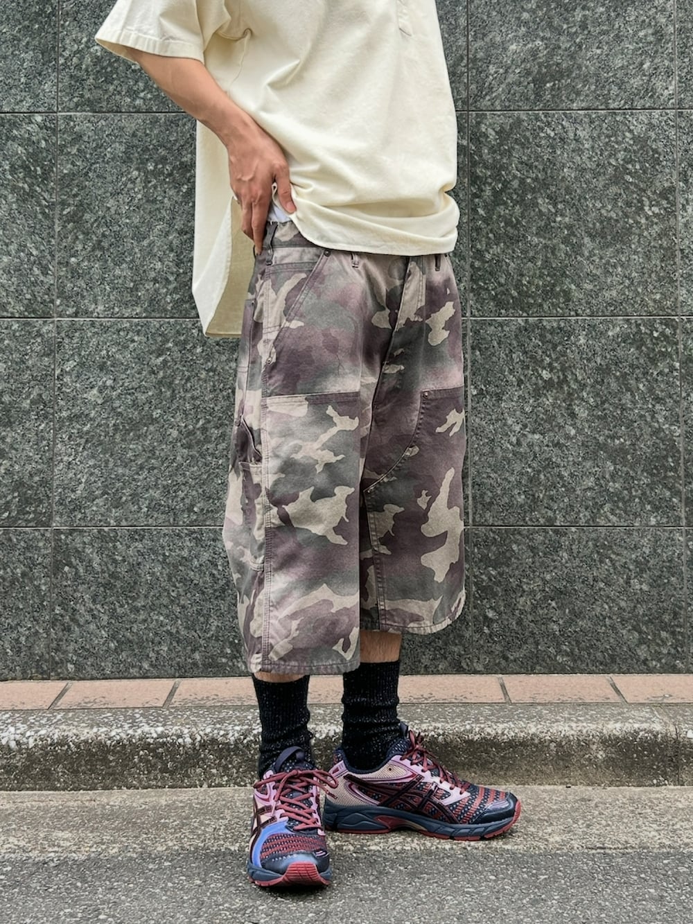 その他のその他パンツ、ホワイト系のポロシャツ、その他のスニーカーを着用したメンズの夏コーディネートの3枚目の写真