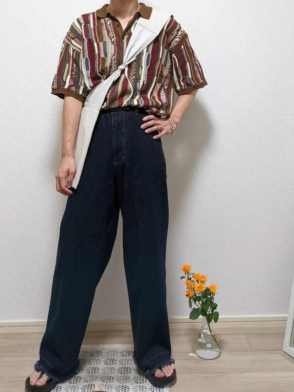 「ニットポロ、3Dニット、タックイン、デニム、デニムパンツ、トングサンダル、サンダル、前田ケイン、大人カジュアル、夏コーデ」｜「DRY STICKのアイテム（ポロシャツ、ブラウン系）」を使った、ひかるさん（メンズ・174cm）の夏コーディネートの2枚目の写真