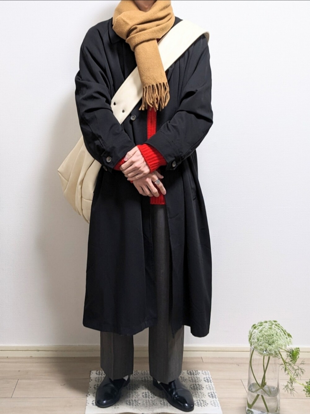 「新星WEARISTAにエントリー、WEARyouthコーデ、シンプルスタイル、おしゃれさんと繋がりたい、オトナカジュアル、スラックス、革靴、クリスマスに着たい服、コート、ロングコート、きれいめカジュアル、古着、赤ニット、マフラー」｜「remerのloose soutien collar long coat/ルーズステンカラーコート（ステンカラーコート、ブラック系）」を使った、ひかるさん（メンズ・174cm）の冬コーディネートの2枚目の写真