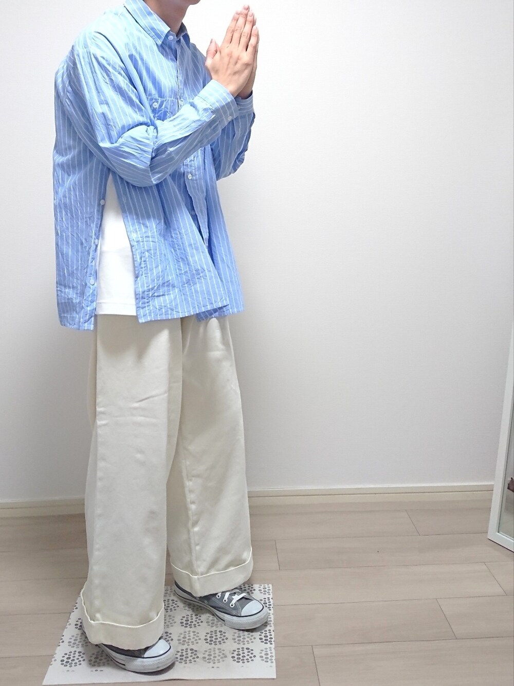 「春夏コーデ、シャツスタイル、爽やかコーデ、ワイドパンツ、白パンツ、ストライプシャツ、コンバース、カジュアル、ストライプ、ストレートパンツ」｜「TARGETTOのアイテム（シャツ/ブラウス、ブルー系）」を使った、ひかるさん（メンズ・174cm）の夏コーディネートの3枚目の写真