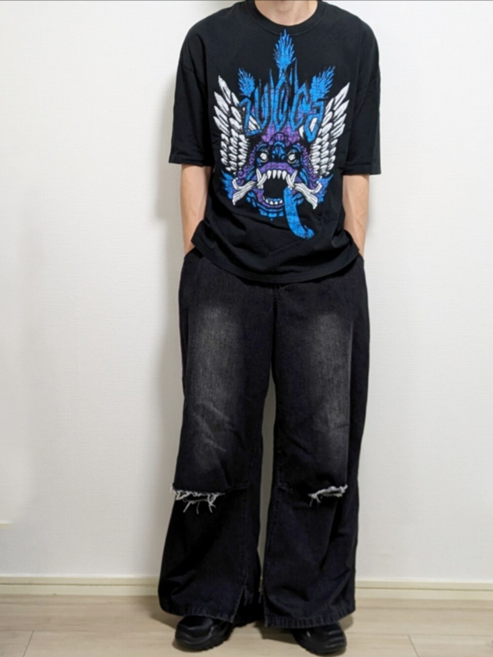 ブルー系のTシャツ/カットソー、ブラック系のデニムパンツ、ブラック系のブーツを着用したメンズの夏コーディネートの2枚目の写真