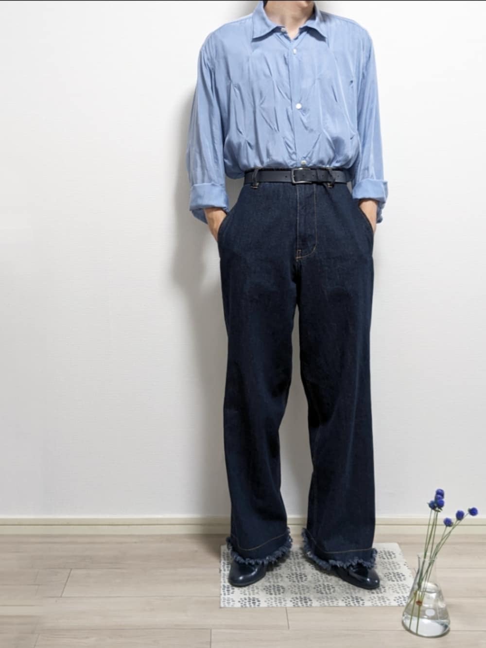 「秋服まるっと大公開、シンプルコーデ、休日コーデ、デニム、きれいめカジュアル、シャツスタイル、淡色コーデ、おしゃれさんと繋がりたい、タックイン、革靴、フリンジデニム」｜「NEONSIGNのNEONSIGN Sofas shirts（シャツ/ブラウス、ブルー系）」を使った、ひかるさん（メンズ・174cm）の秋コーディネートの2枚目の写真