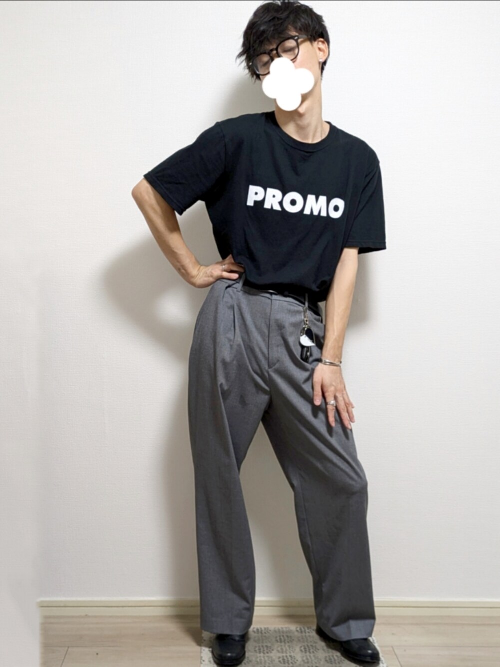 ブラック系のTシャツ/カットソー、グレー系のスラックス、ブラック系のローファーを着用したメンズの夏コーディネートの2枚目の写真