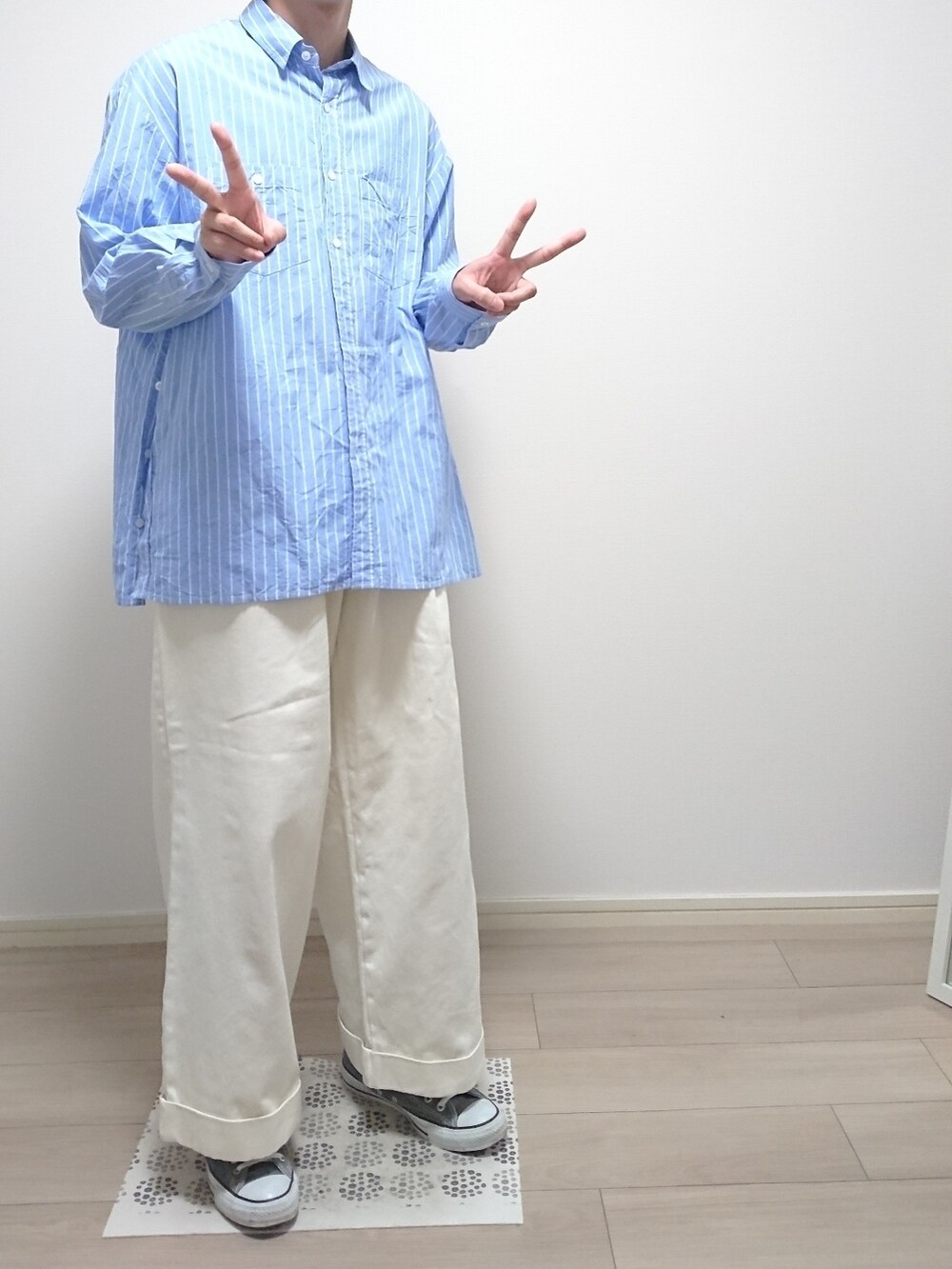「春夏コーデ、シャツスタイル、爽やかコーデ、ワイドパンツ、白パンツ、ストライプシャツ、コンバース、カジュアル、ストライプ、ストレートパンツ」｜「TARGETTOのアイテム（シャツ/ブラウス、ブルー系）」を使った、ひかるさん（メンズ・174cm）の夏コーディネートの2枚目の写真