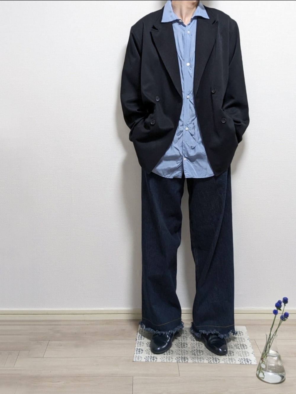 「秋服まるっと大公開、シンプルコーデ、休日コーデ、デニム、きれいめカジュアル、シャツスタイル、淡色コーデ、おしゃれさんと繋がりたい、タックイン、革靴、フリンジデニム」｜「NEONSIGNのNEONSIGN Sofas shirts（シャツ/ブラウス、ブルー系）」を使った、ひかるさん（メンズ・174cm）の秋コーディネートの3枚目の写真