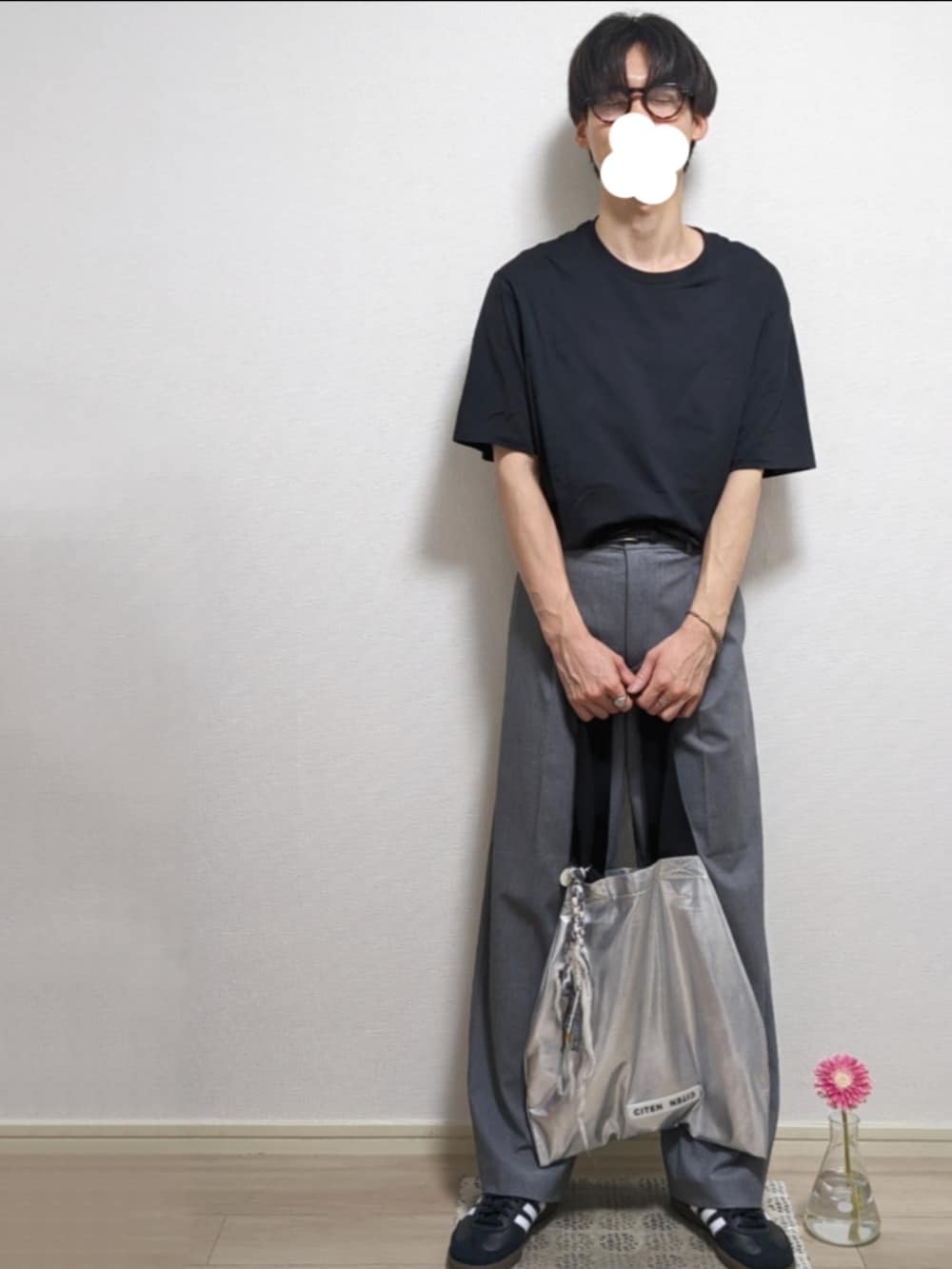 ブラック系のTシャツ/カットソー、グレー系のスラックス、ブラック系のスニーカーを着用したメンズの春コーディネートの2枚目の写真