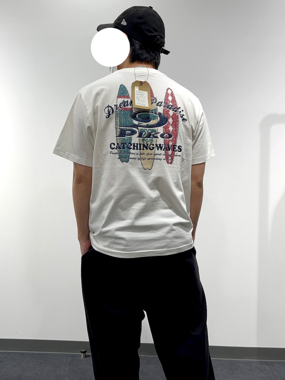ホワイト系のTシャツ/カットソー、ブルー系のデニムパンツを着用したメンズの春コーディネートの3枚目の写真