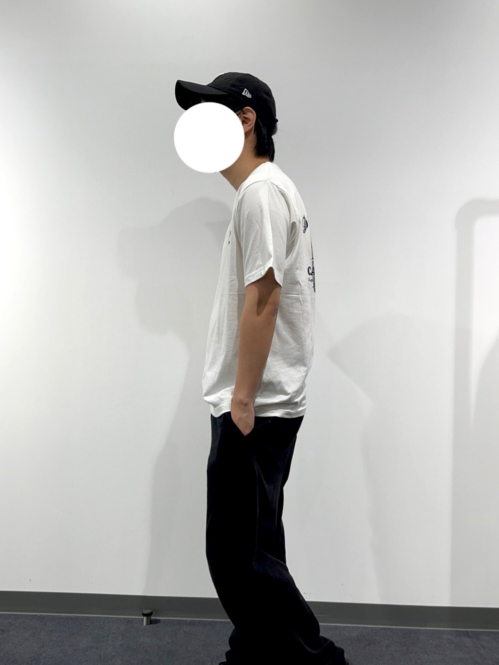 ホワイト系のTシャツ/カットソー、ブルー系のデニムパンツを着用したメンズの春コーディネートの2枚目の写真