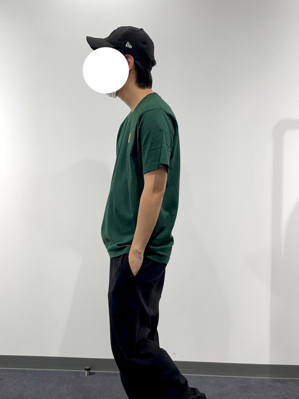 グリーン系のTシャツ/カットソー、ブラック系のカーゴパンツを着用したメンズの春コーディネートの2枚目の写真