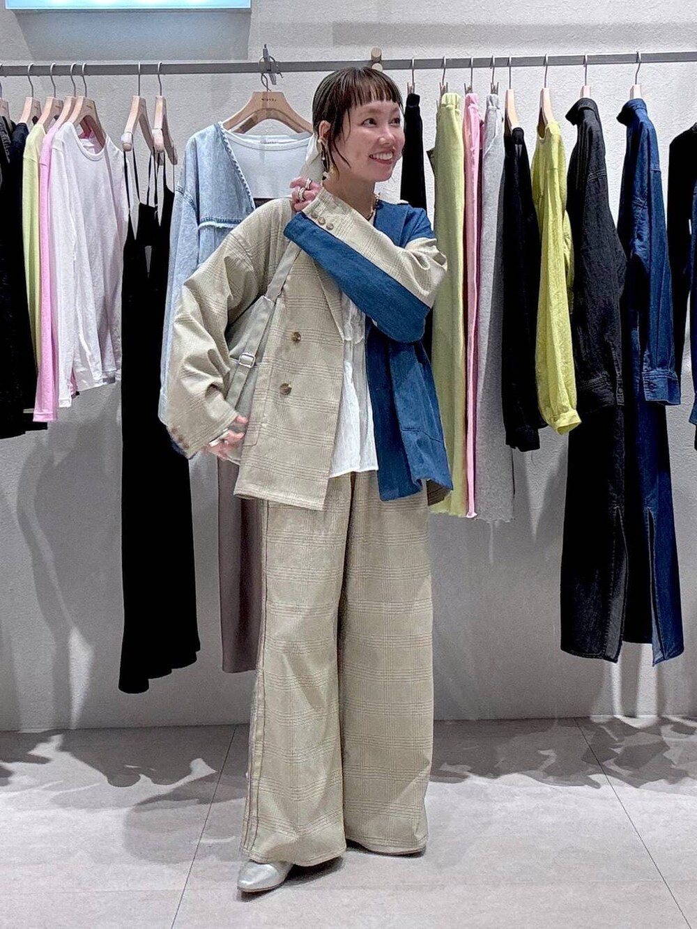 ベージュ系のショルダーバッグ、その他のその他パンツ、ブルー系のデニムジャケットを着用したレディースの冬コーディネートの6枚目の写真