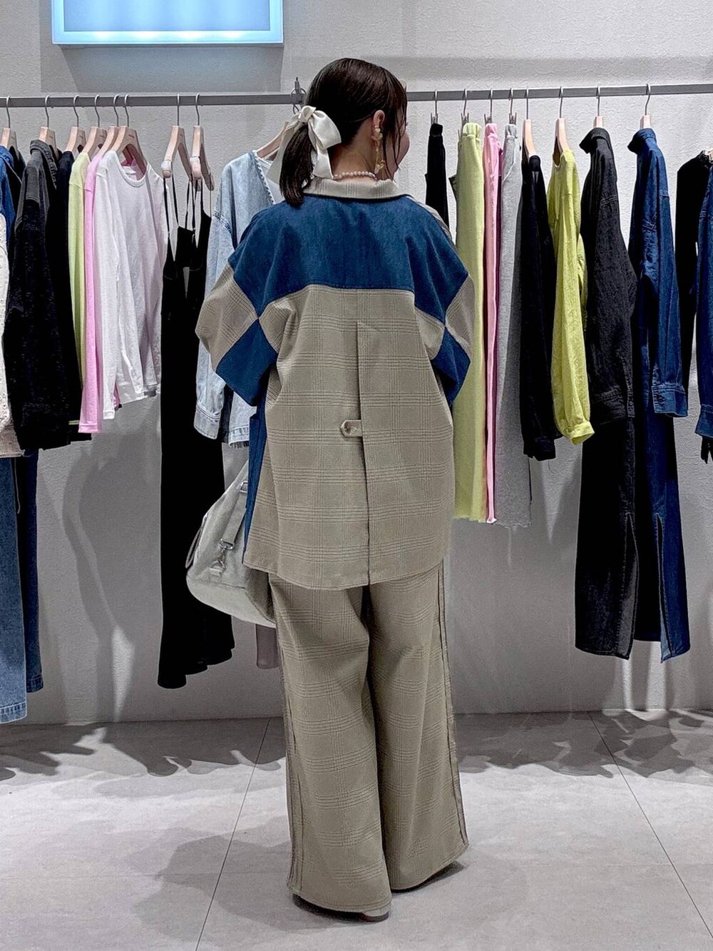 ベージュ系のショルダーバッグ、その他のその他パンツ、ブルー系のデニムジャケットを着用したレディースの冬コーディネートの8枚目の写真