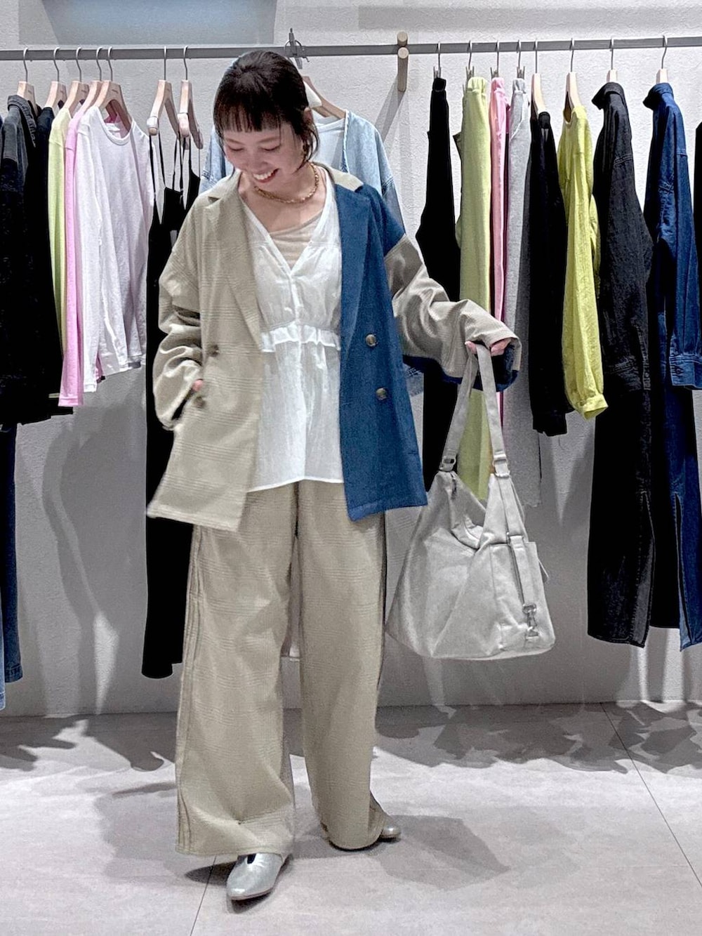 ベージュ系のショルダーバッグ、その他のその他パンツ、ブルー系のデニムジャケットを着用したレディースの冬コーディネートの4枚目の写真