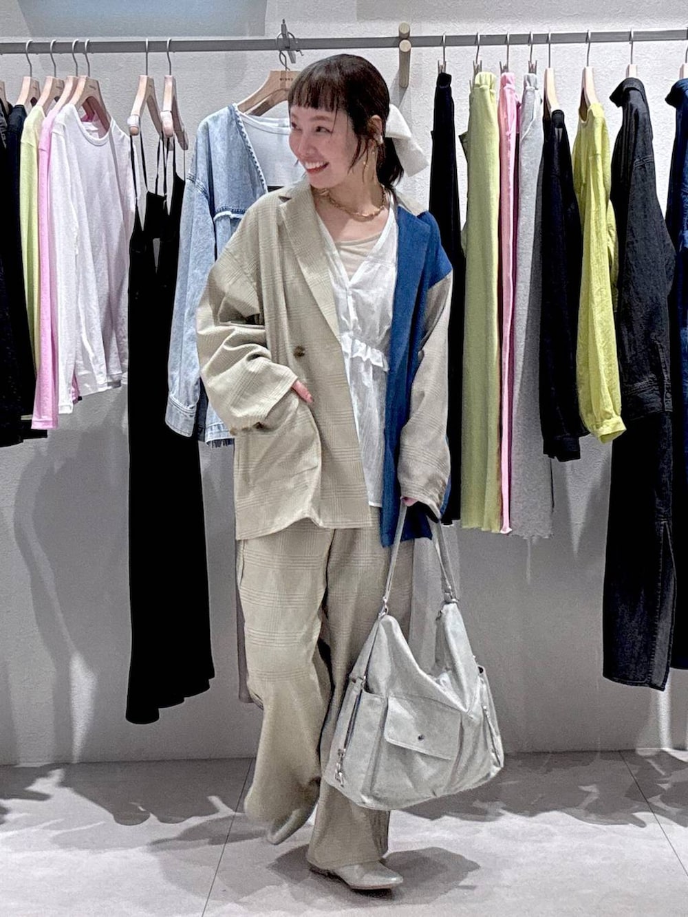 ベージュ系のショルダーバッグ、その他のその他パンツ、ブルー系のデニムジャケットを着用したレディースの冬コーディネートの3枚目の写真