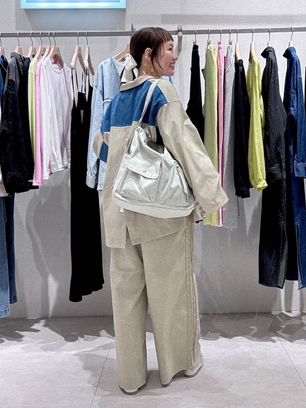 ベージュ系のショルダーバッグ、その他のその他パンツ、ブルー系のデニムジャケットを着用したレディースの冬コーディネートの7枚目の写真