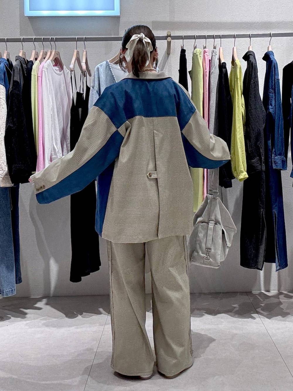 ベージュ系のショルダーバッグ、その他のその他パンツ、ブルー系のデニムジャケットを着用したレディースの冬コーディネートの9枚目の写真