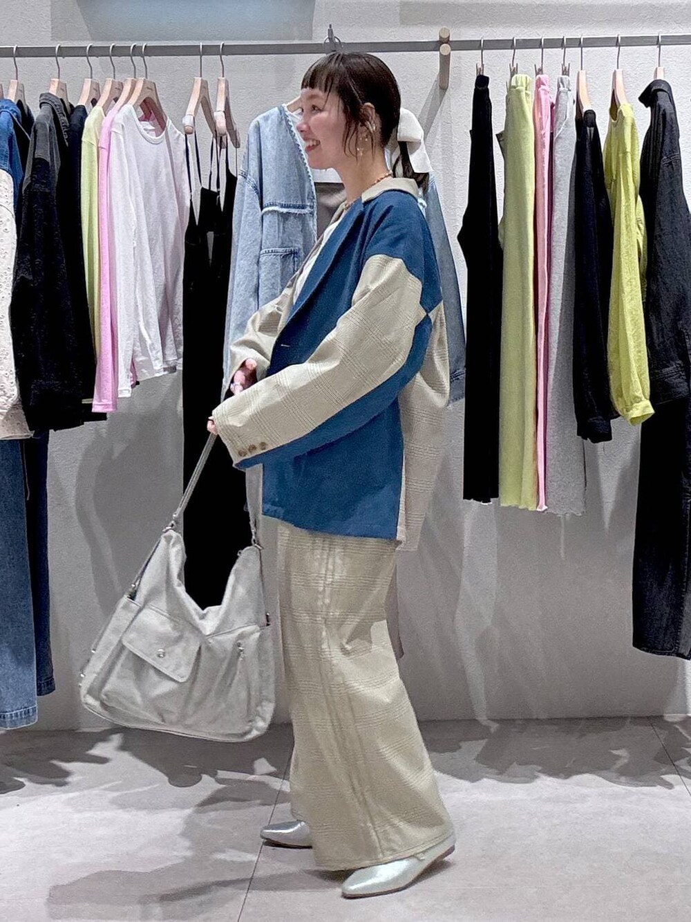 ベージュ系のショルダーバッグ、その他のその他パンツ、ブルー系のデニムジャケットを着用したレディースの冬コーディネートの5枚目の写真