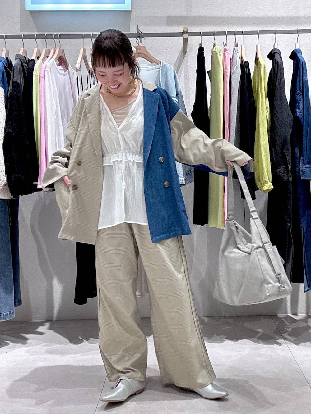 ベージュ系のショルダーバッグ、その他のその他パンツ、ブルー系のデニムジャケットを着用したレディースの冬コーディネートの2枚目の写真