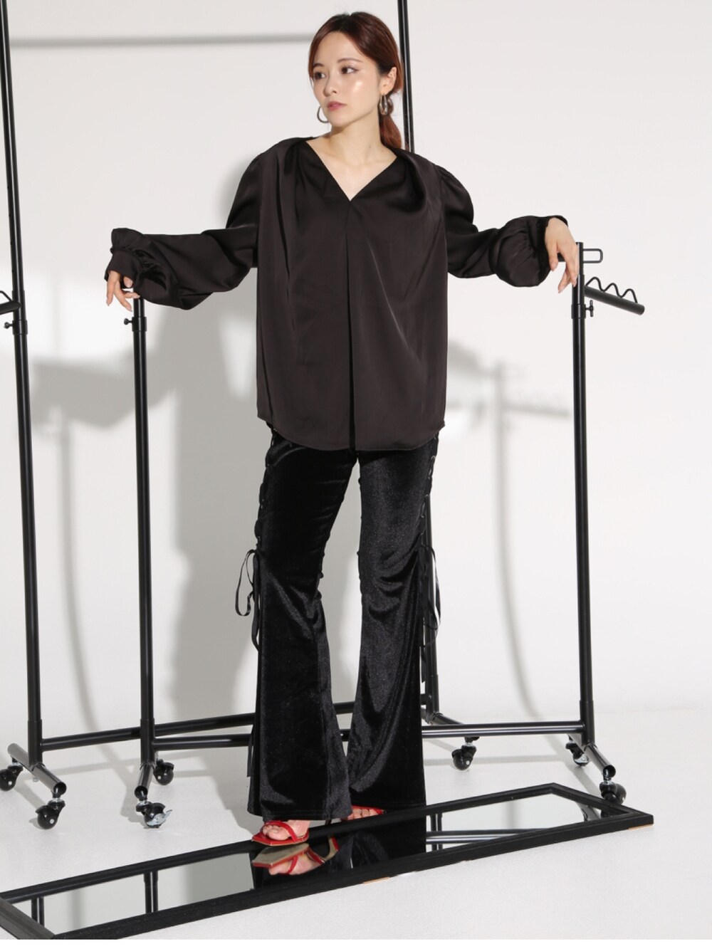 「shein、SHEIN、black、ブラックコーデ、プチプラコーデ」｜「sheinのアイテム（シャツ/ブラウス、ブラック系）」を使った、yuuuuu0513さん（レディース・155cm）の夏コーディネートの2枚目の写真
