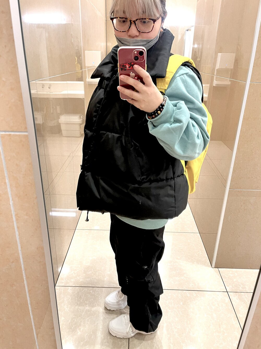 ブラック系のジャケット/アウター、ブラック系のパンツ、ホワイト系のシューズを着用したレディースの冬コーディネートの2枚目の写真