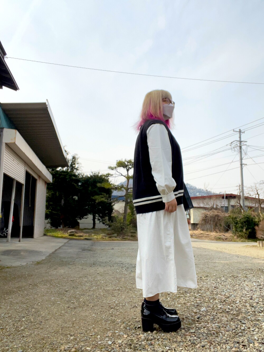 ホワイト系のシャツワンピースを着用したレディースの春コーディネートの2枚目の写真