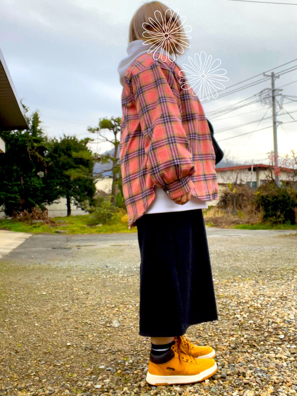 ブラック系のスカート、ホワイト系のパーカー、ピンク系のトップスを着用したレディースの冬コーディネートの2枚目の写真