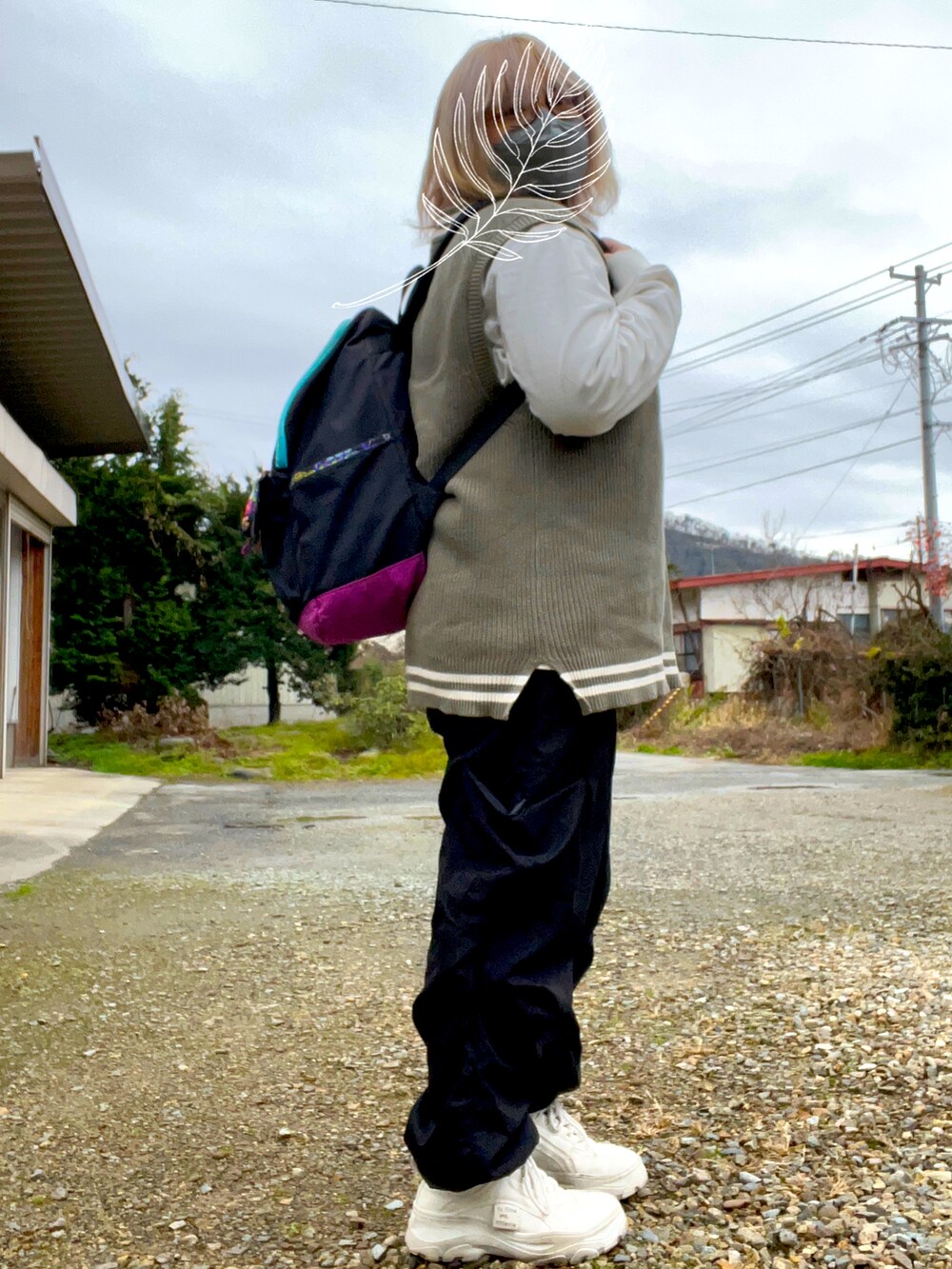 ブラック系のパンツ、グリーン系のトップスを着用したレディースの冬コーディネートの2枚目の写真