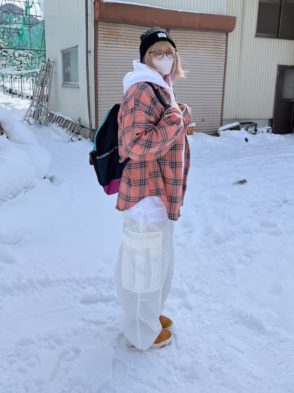 ホワイト系のその他パンツを着用したレディースの冬コーディネートの2枚目の写真