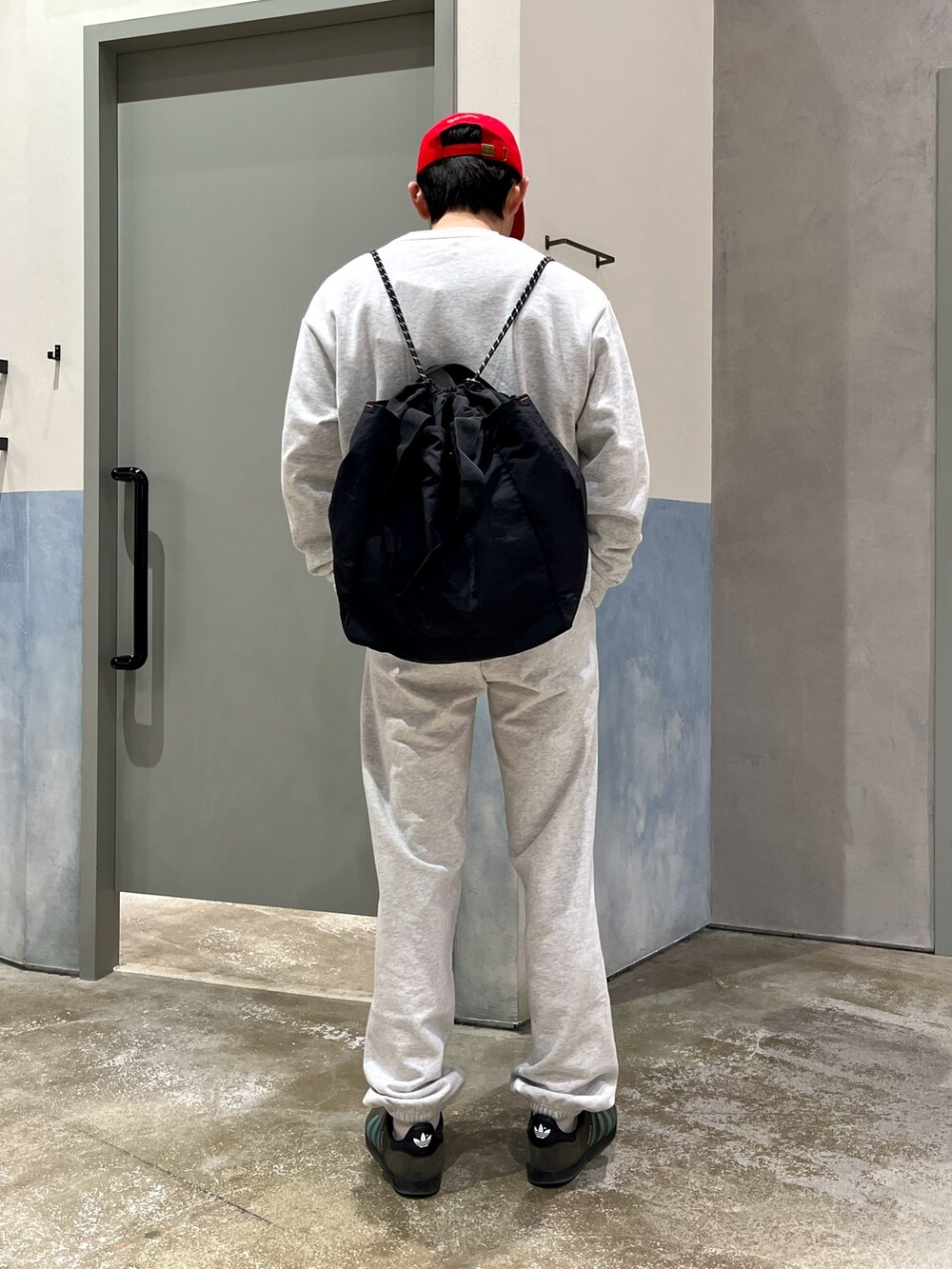 グレー系のスニーカー、グレー系のスウェットパンツ、グレー系のスウェットを着用したメンズの春コーディネートの2枚目の写真