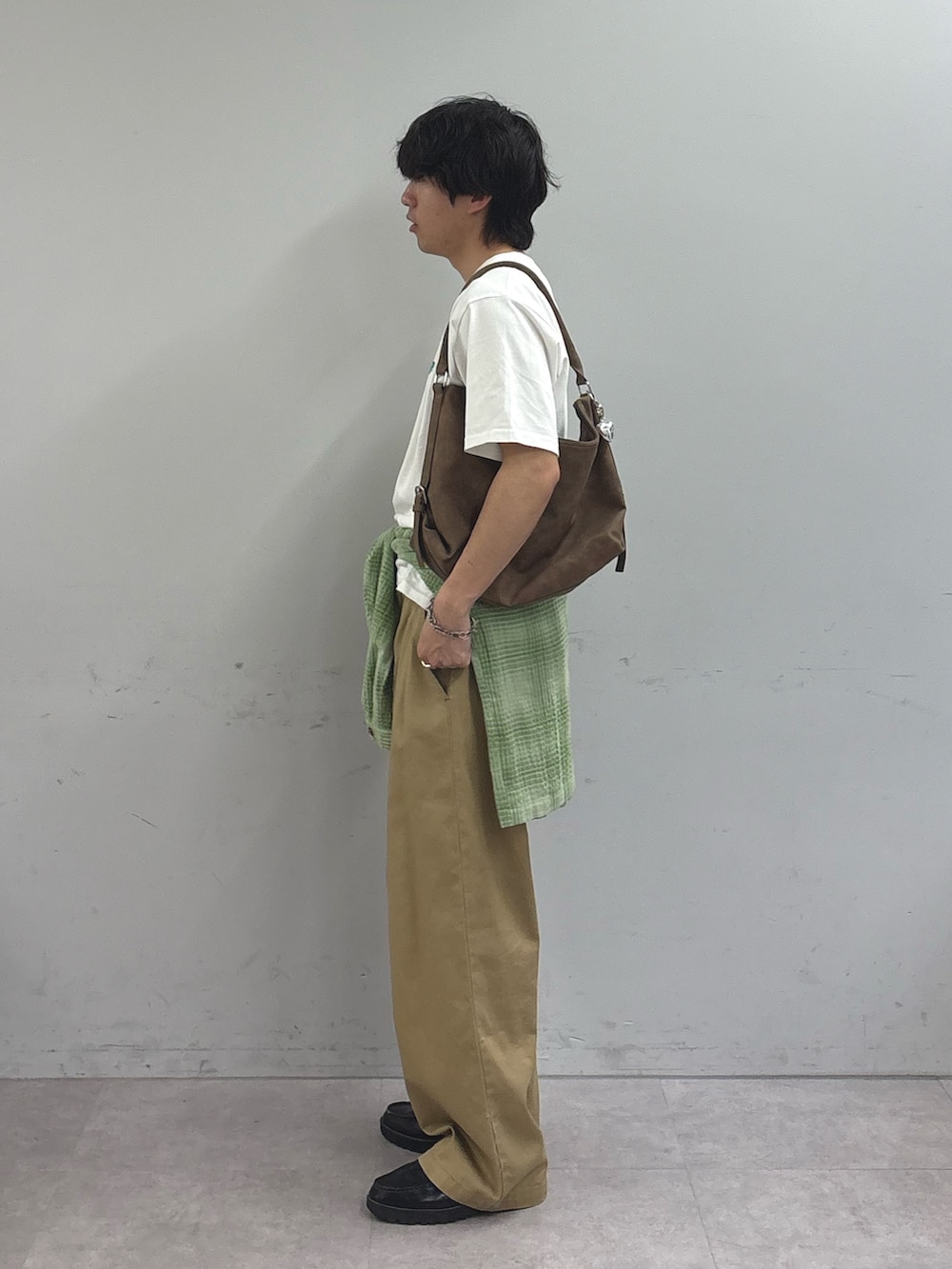 ホワイト系のTシャツ/カットソー、ベージュ系のデニムパンツ、グリーン系のシャツ/ブラウスを着用したメンズの春コーディネートの2枚目の写真