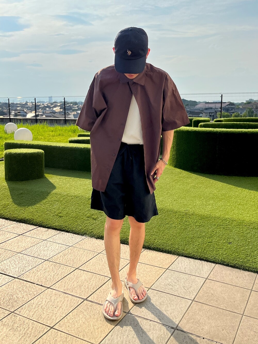 ホワイト系のタンクトップ、ブラウン系のシャツ/ブラウス、ブラック系のパンツを着用したメンズの夏コーディネートの2枚目の写真