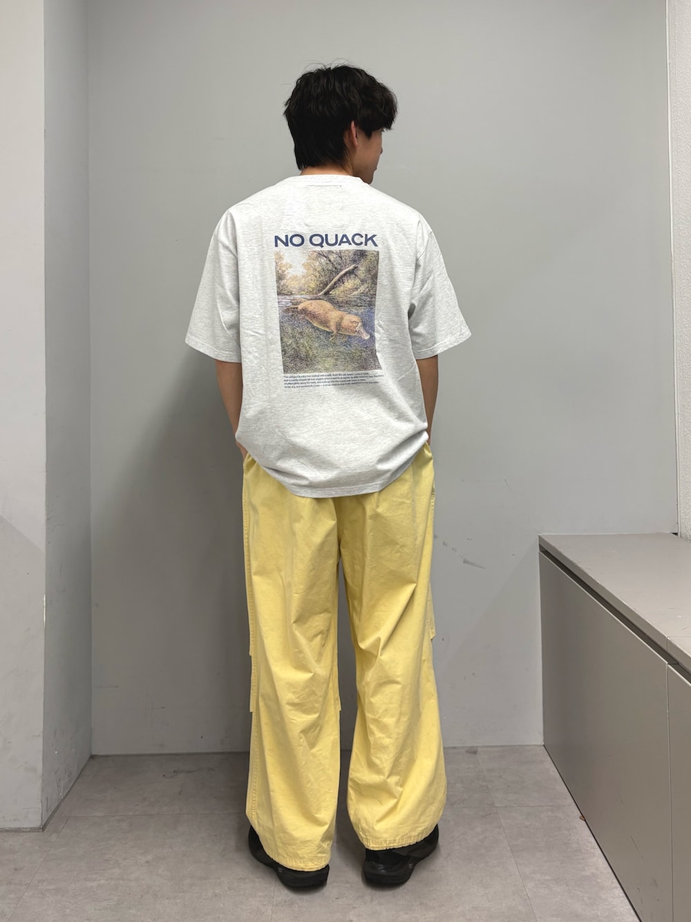 イエロー系のその他パンツ、グレー系のTシャツ/カットソーを着用したメンズの春コーディネートの2枚目の写真