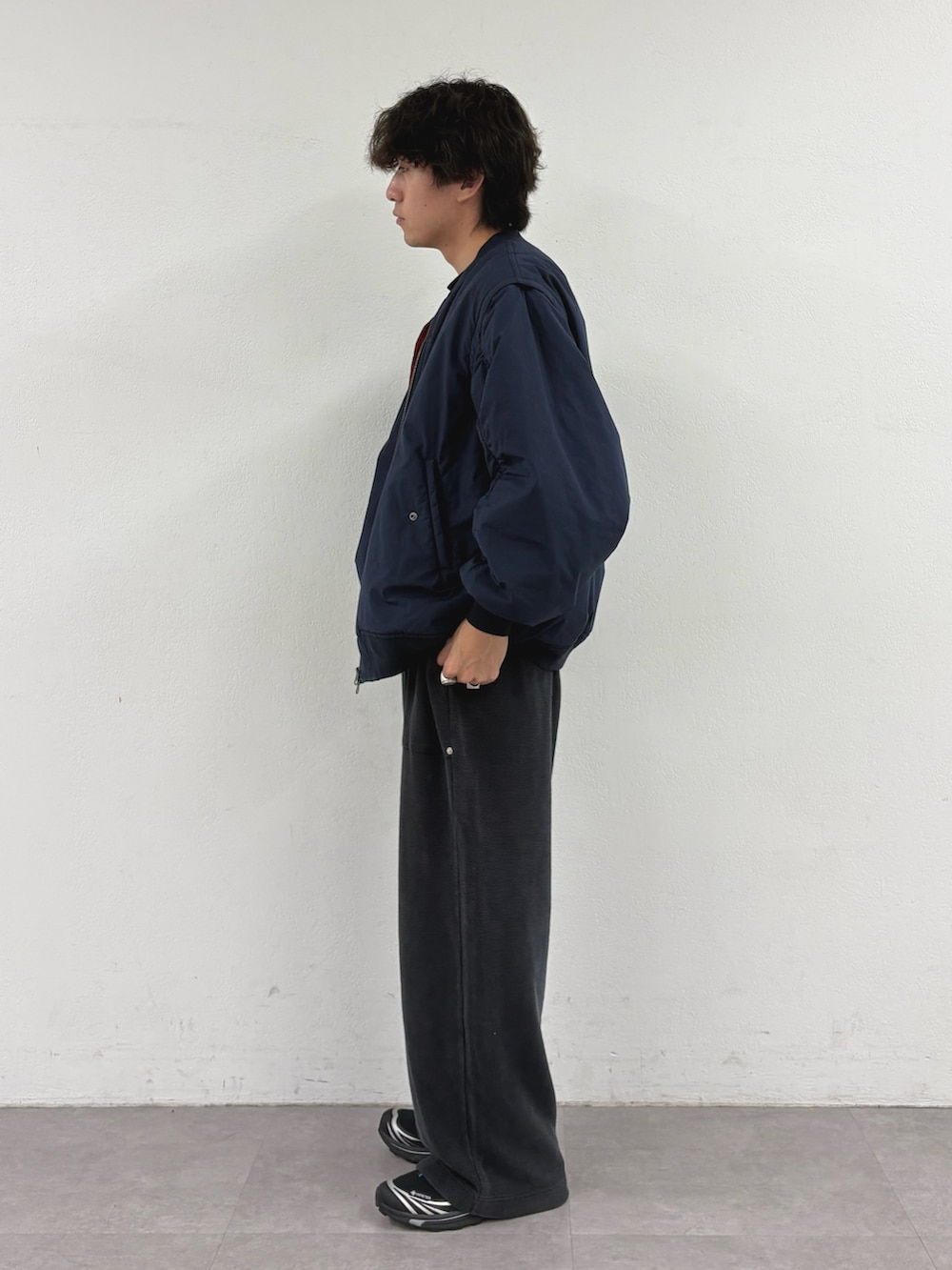 ブルー系のMA-1、ブラック系のTシャツ/カットソー、ブラック系のスウェットパンツを着用したメンズの秋コーディネートの2枚目の写真