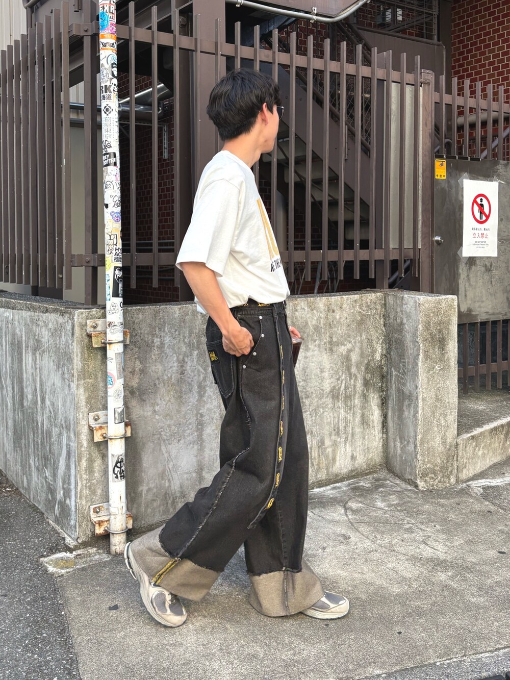 ホワイト系のTシャツ/カットソー、ブラック系のデニムパンツを着用したメンズの夏コーディネートの2枚目の写真