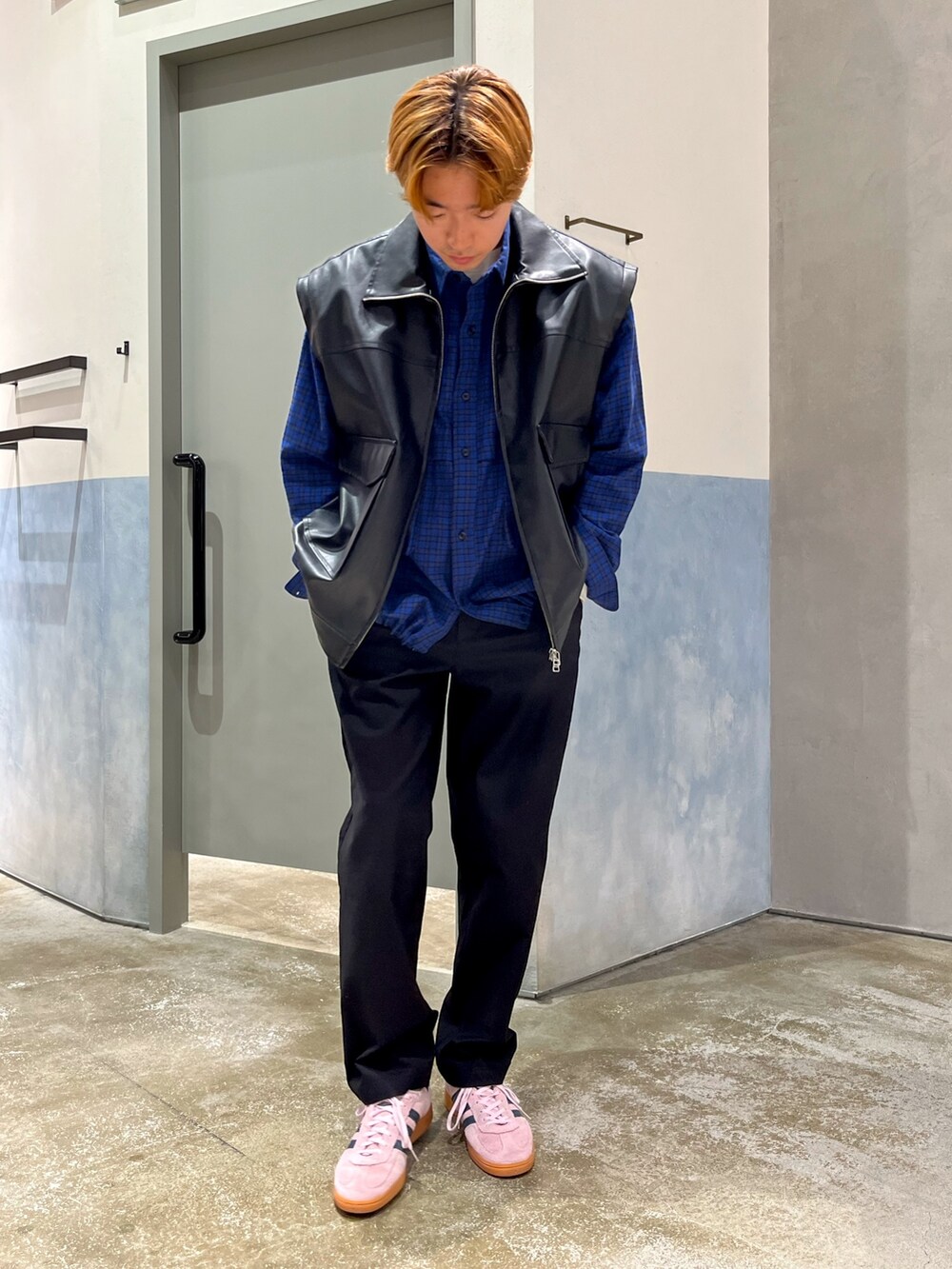 ブルー系のスニーカー、ブラック系のパンツ、ブラック系のジャケット/アウターを着用したメンズの秋コーディネートの2枚目の写真