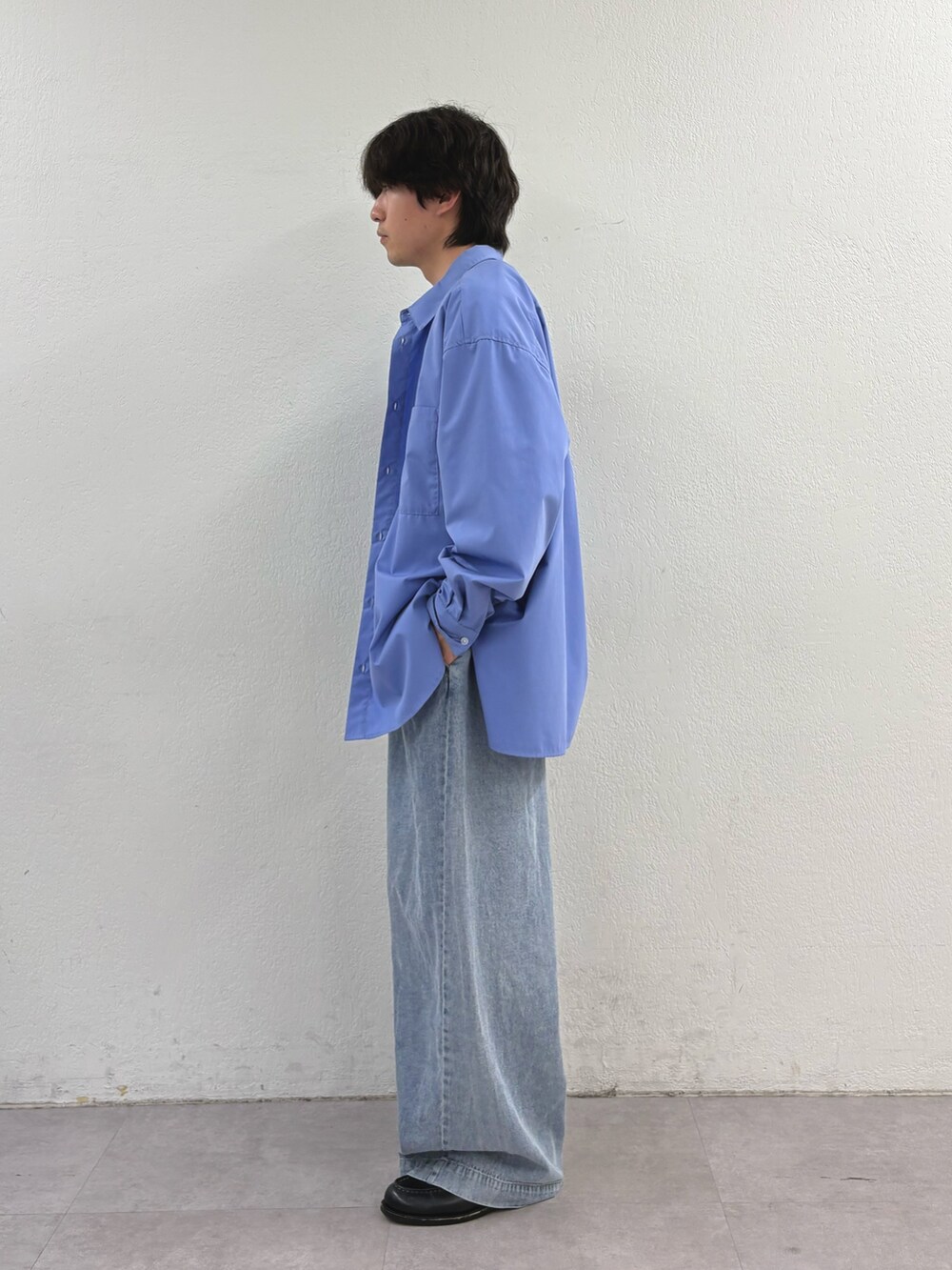 ブルー系のシャツ/ブラウス、グレー系のTシャツ/カットソー、ブルー系のデニムパンツを着用したメンズの春コーディネートの2枚目の写真