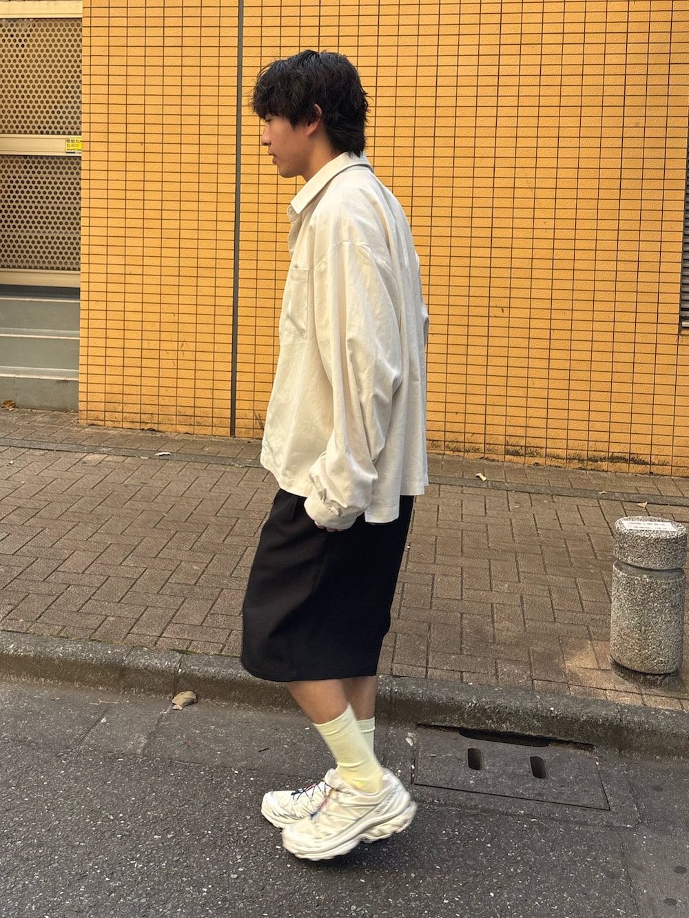 ブラック系のその他パンツを着用したメンズの夏コーディネートの2枚目の写真